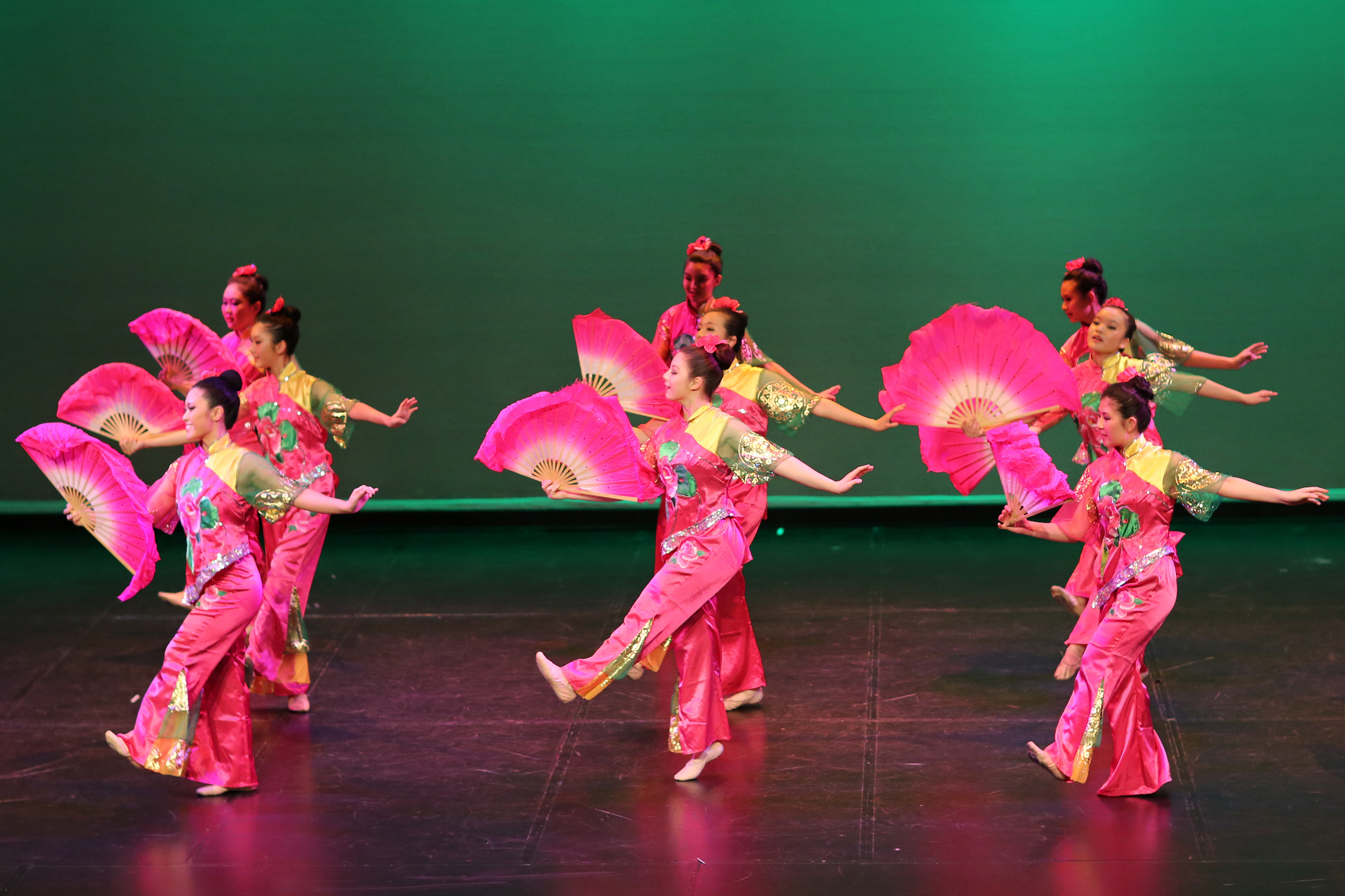 https://www.blog.hostmaterial.com/public/uploads/images/newsimages/maannewsimage23102021_115552_Chinese-Fan-Dance.jpg